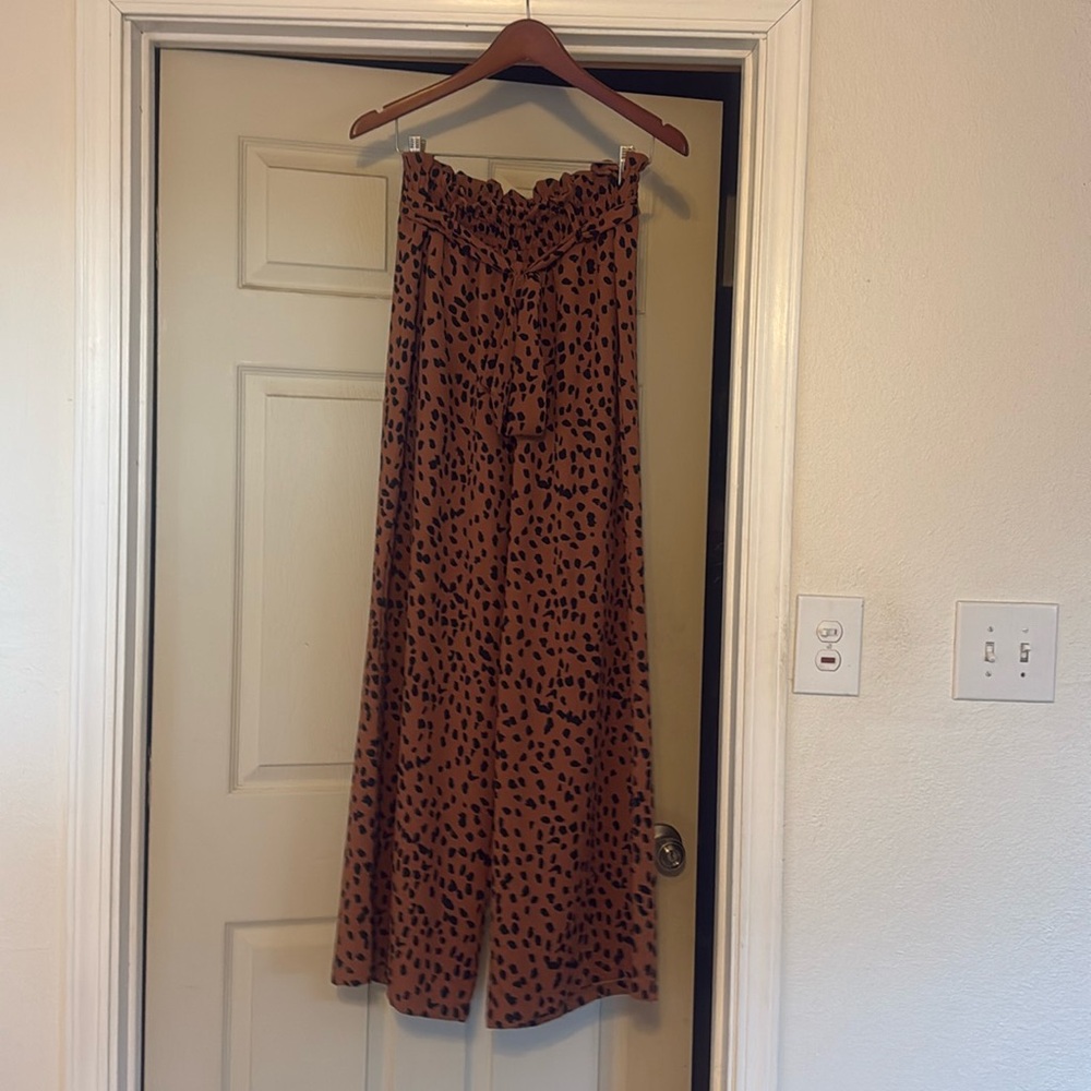 Woman’s wide legged pants with cinched waist and belt
